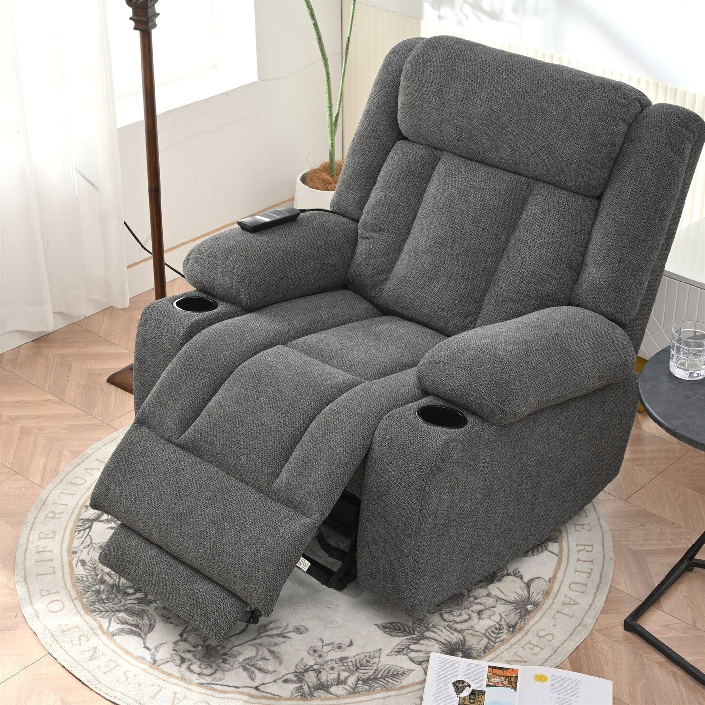 Fauteuil releveur électrique pour personnes âgées, en tissu, avec repose-pieds allongé, 2 porte-gobelets, poches latérales et télécommande.