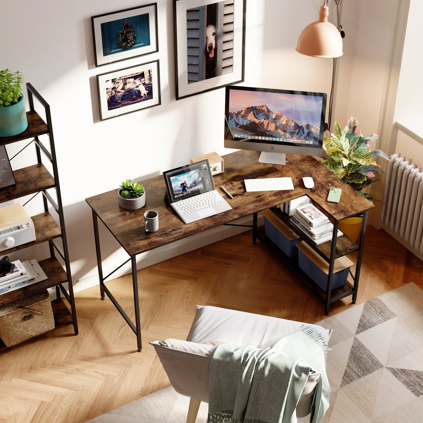 Petit bureau d'angle en forme de L avec étagères de rangement