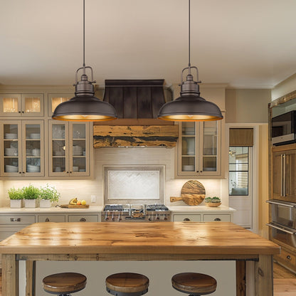 Suspension à une lumière de style industriel/fermier, en métal avec dôme et finition bronze huilé.