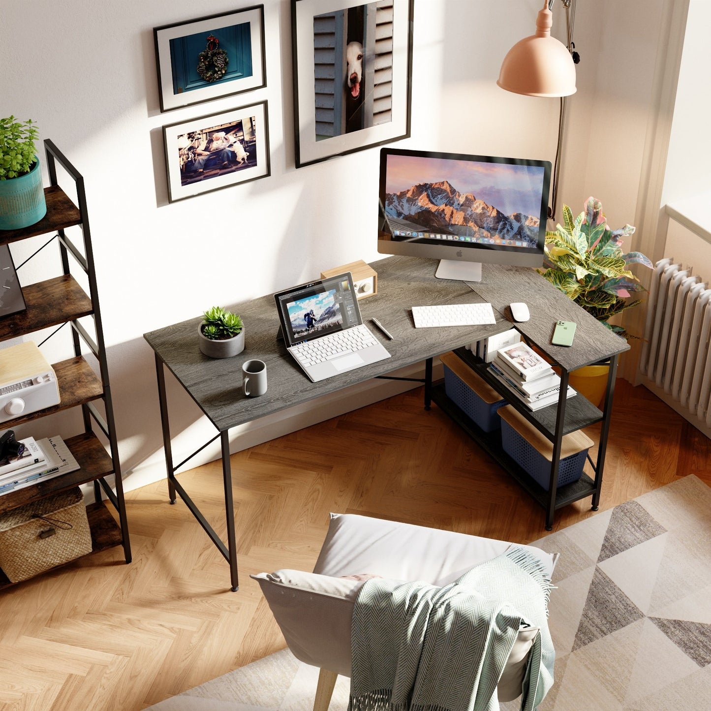 Petit bureau d'angle en forme de L avec étagères de rangement