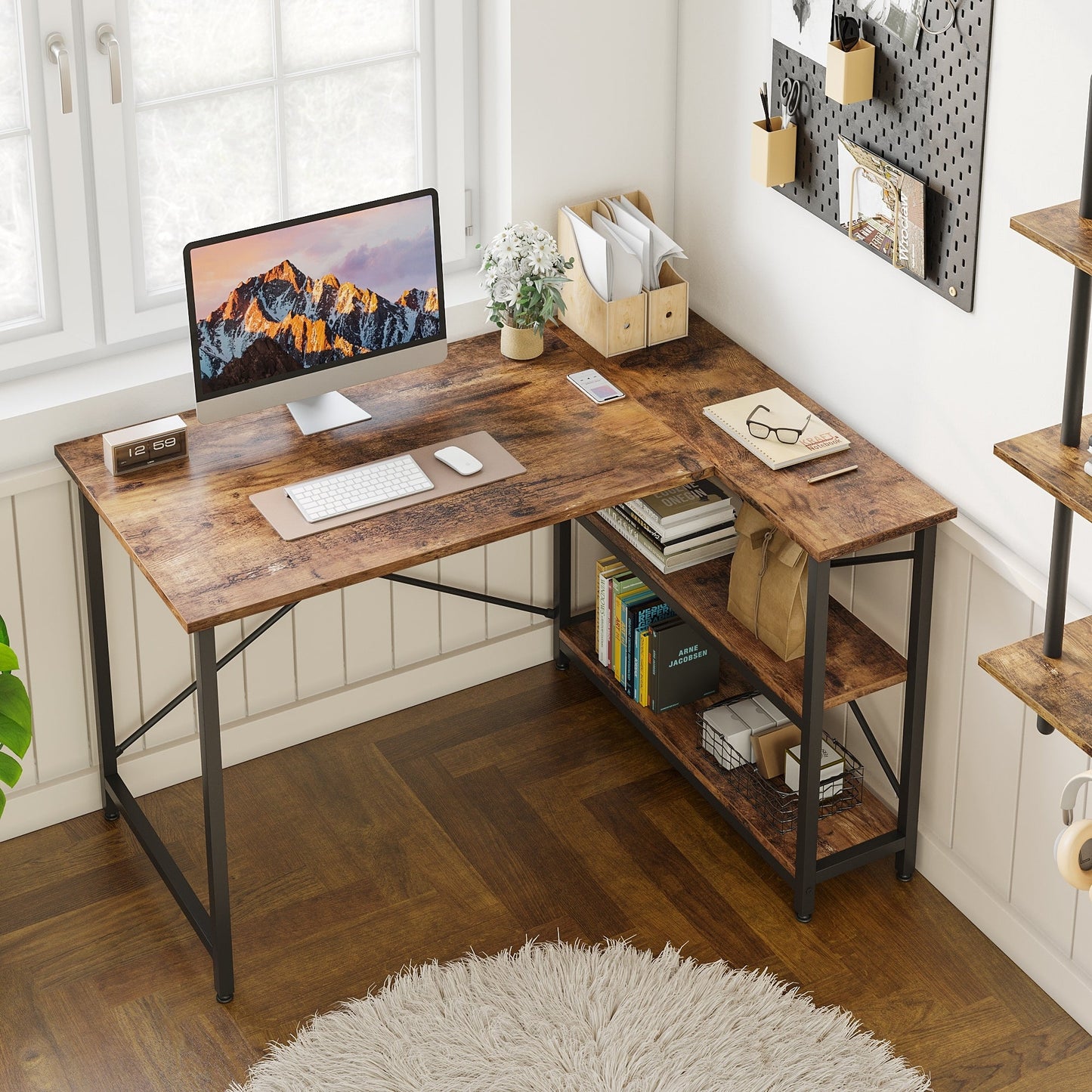 Petit bureau d'angle en forme de L avec étagères de rangement