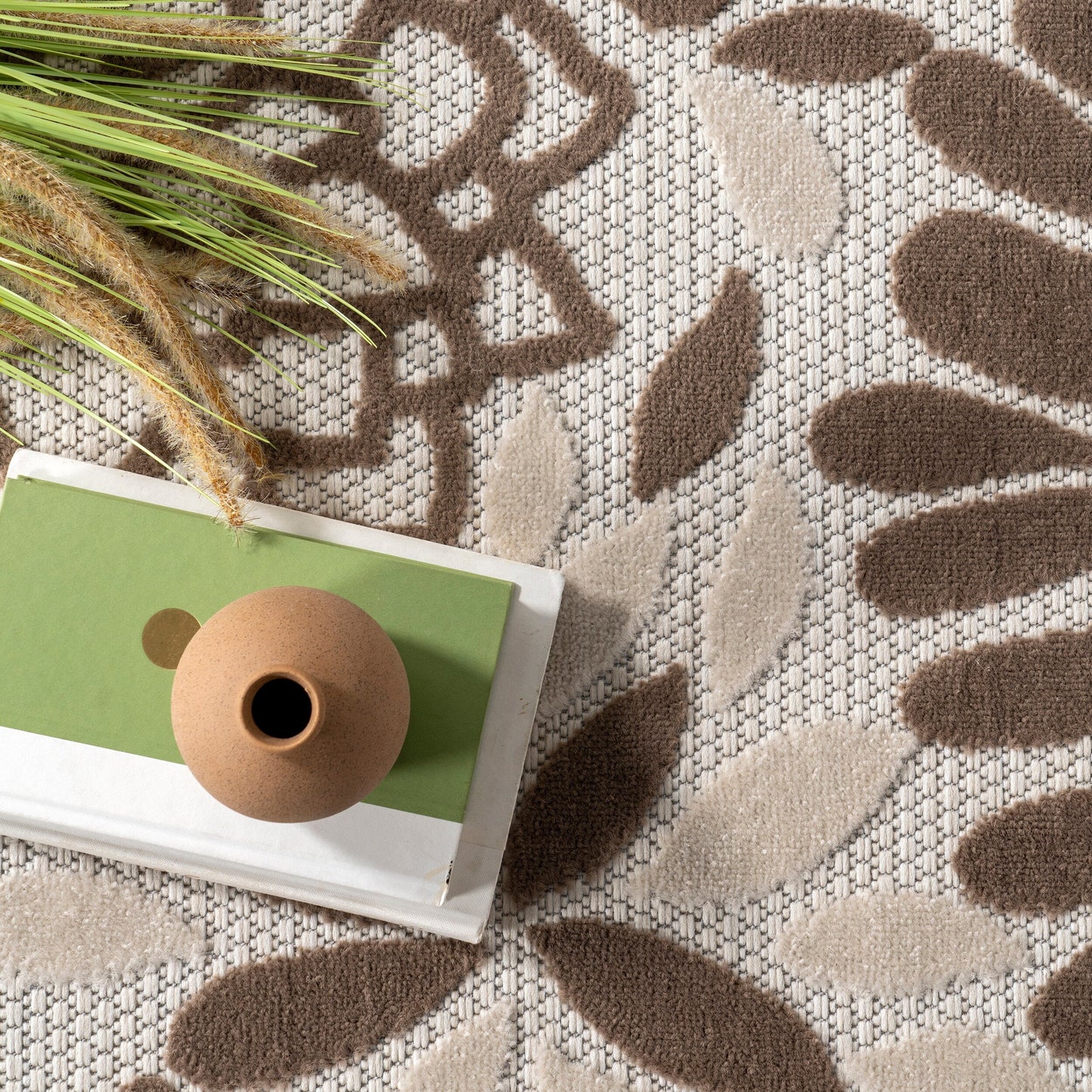 Tapis d'intérieur/extérieur Nuloom Ronda à motif floral audacieux