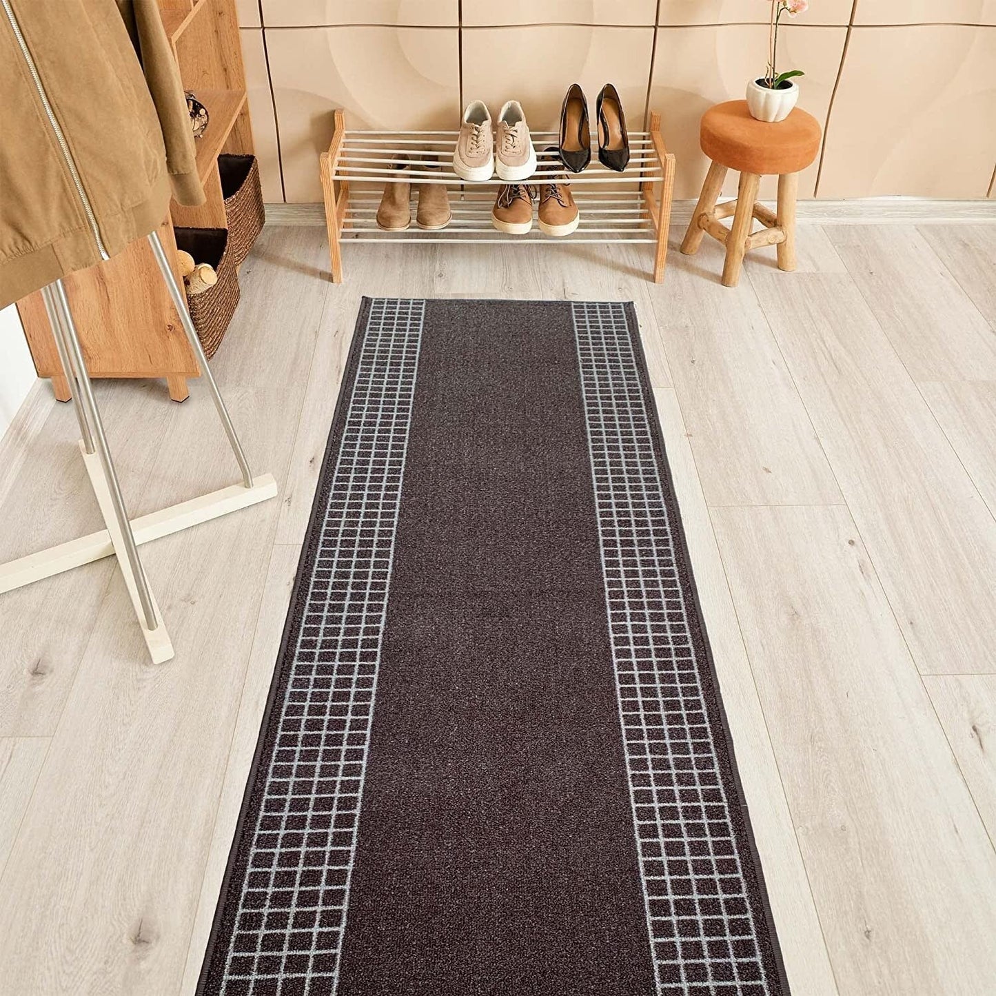Tapis de couloir contemporain antidérapant à bordure à carreaux, 66 cm de large