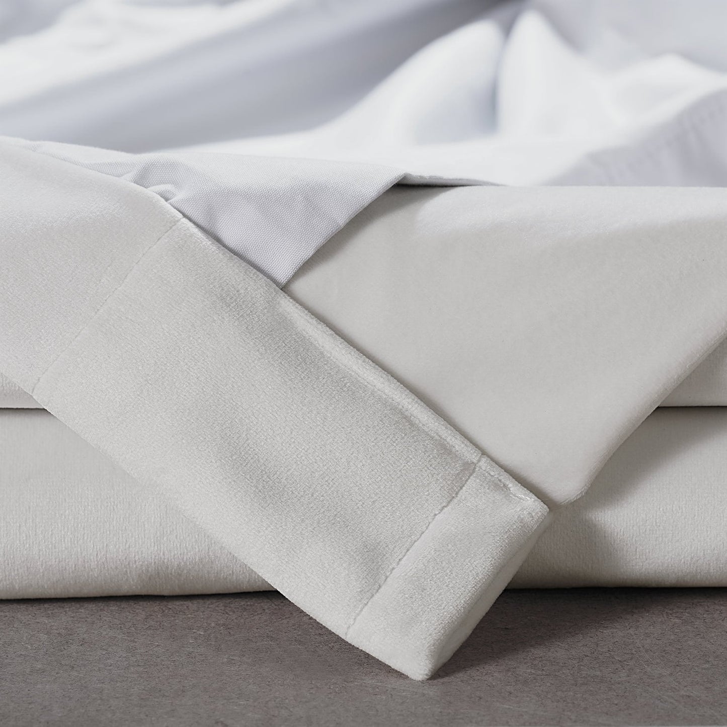 Rideaux occultants en velours peluche signature Exclusive Fabrics (1 panneau) - Rideaux doux et luxueux pour un contrôle optimal de la lumière et une touche d'élégance