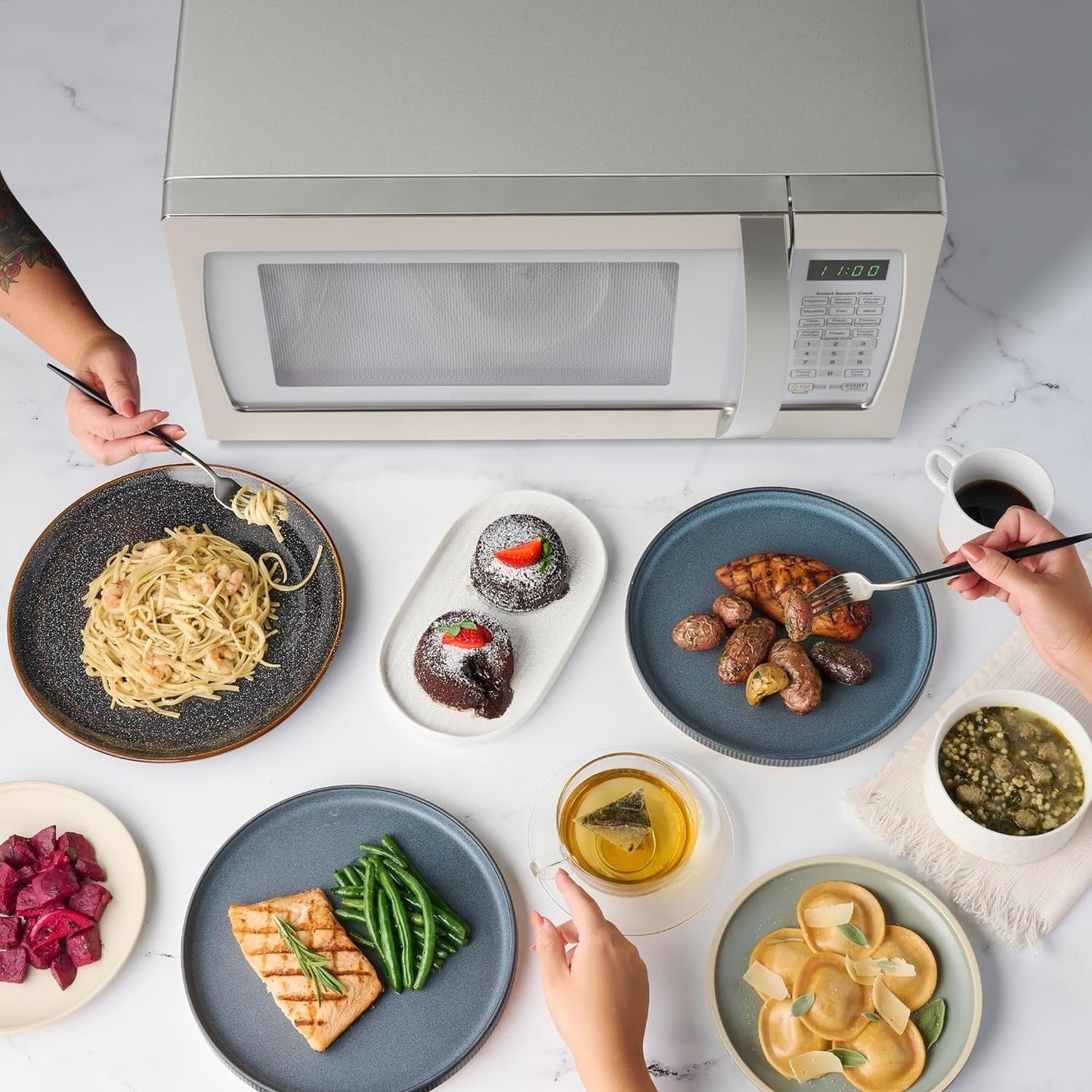 Four à micro-ondes Farberware Professional de 1,3 pi³ et 1 100 W avec cuisson par capteur intelligent, blanc et platine