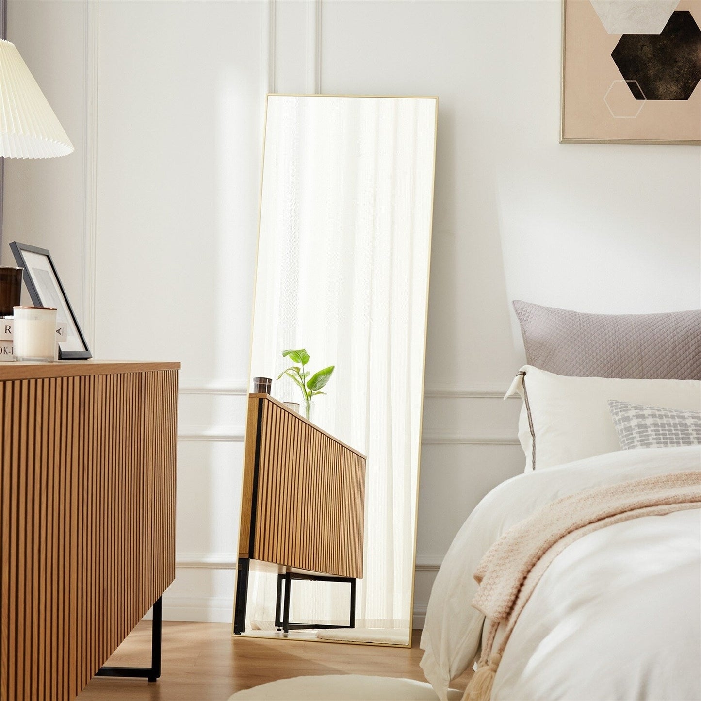 Miroir sur pied avec cadre en alliage d'aluminium, idéal pour la chambre ou le dressing.