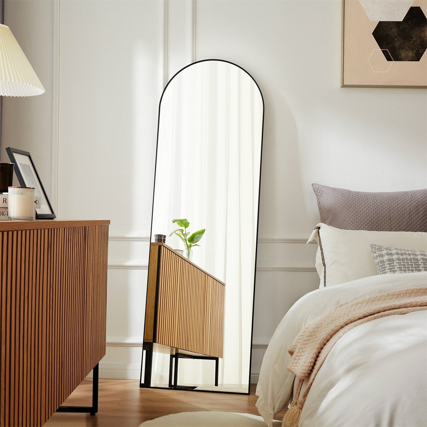 Miroir sur pied avec cadre en alliage d'aluminium, idéal pour la chambre ou le dressing.