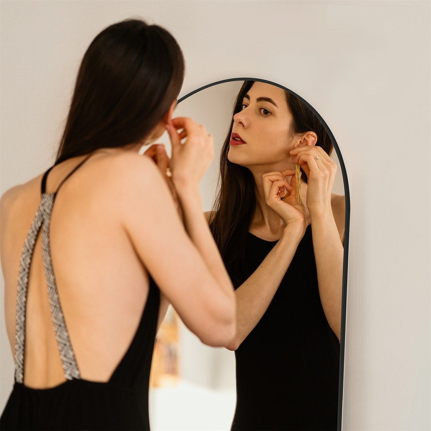 Miroir sur pied avec cadre en alliage d'aluminium, idéal pour la chambre ou le dressing.