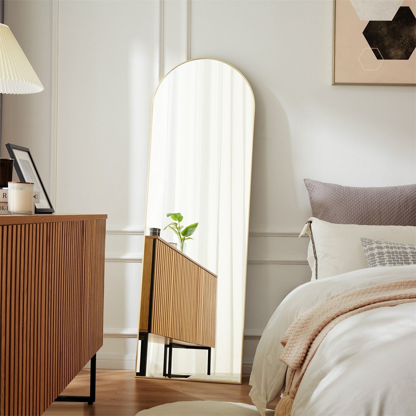 Miroir sur pied avec cadre en alliage d'aluminium, idéal pour la chambre ou le dressing.