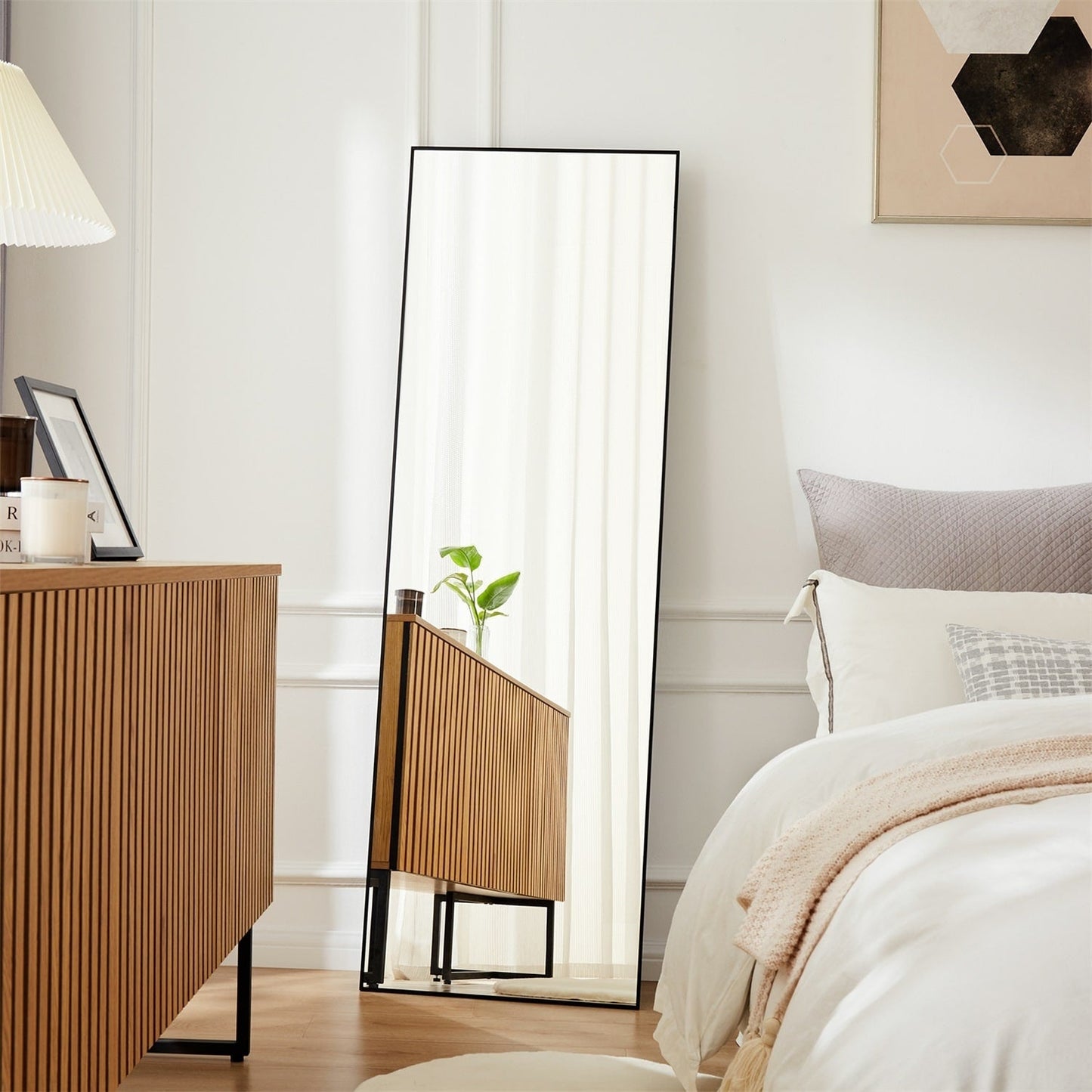 Miroir sur pied avec cadre en alliage d'aluminium, idéal pour la chambre ou le dressing.