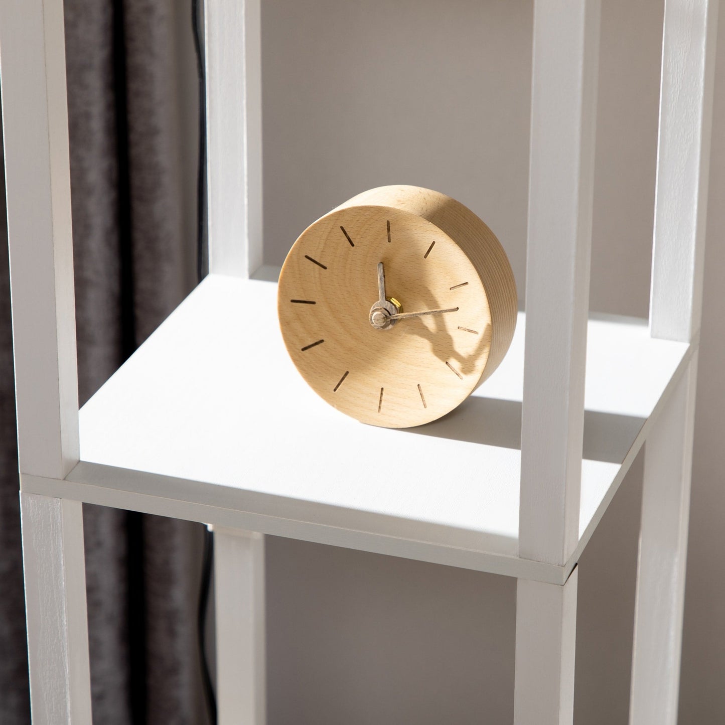 Lampadaire HOMCOM avec étagères, double éclairage, lampadaire moderne sur pied, avec abat-jour en tissu (ampoule non incluse)