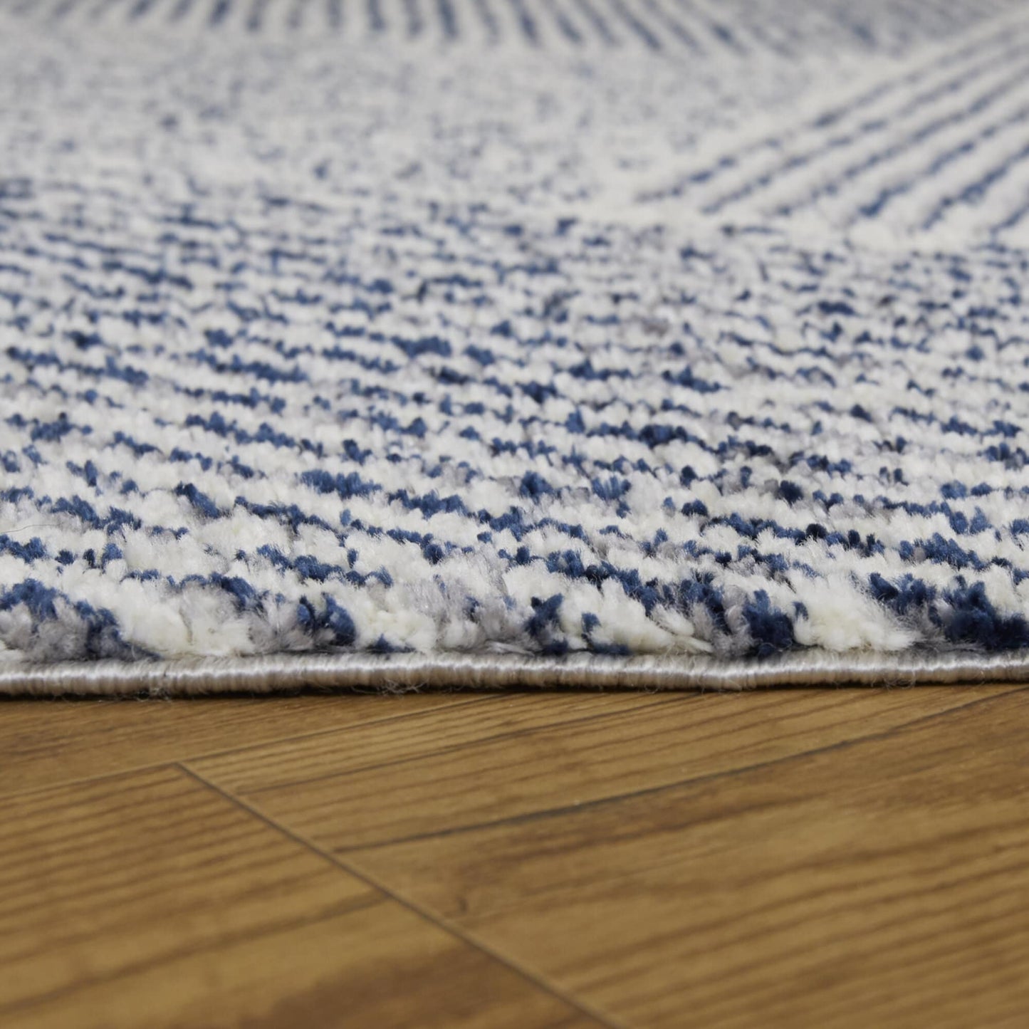 Tapis Larsen moderne à rayures variées