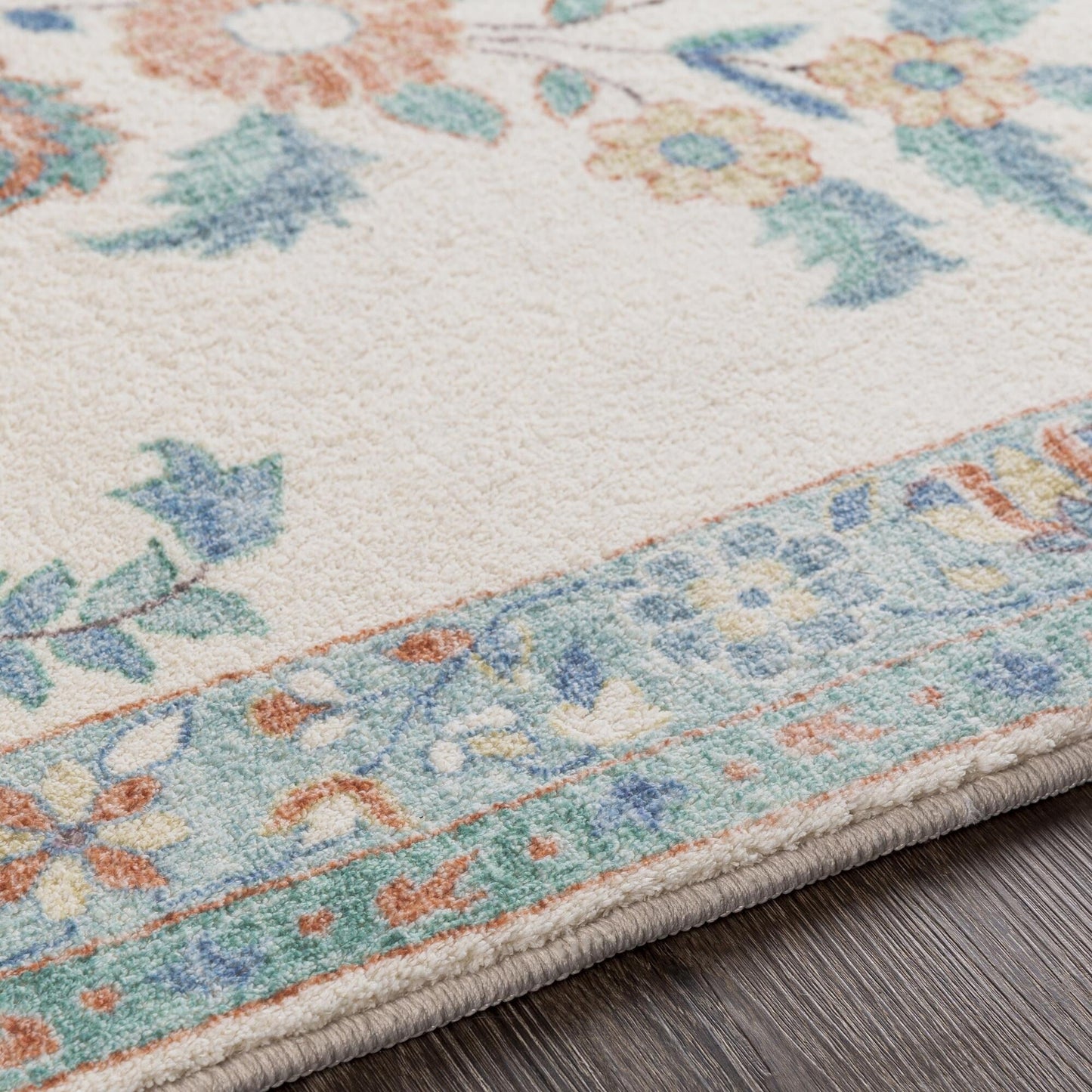 Tapis Livabliss Erin revisité, style traditionnel floral et botanique
