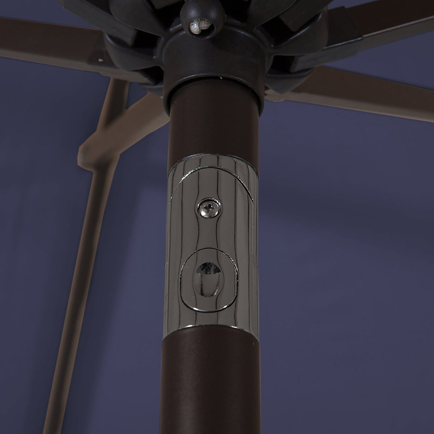 Parasol de terrasse Lopes de 2,74 m (9 pi) avec pied et support lestés finition bronze inclus