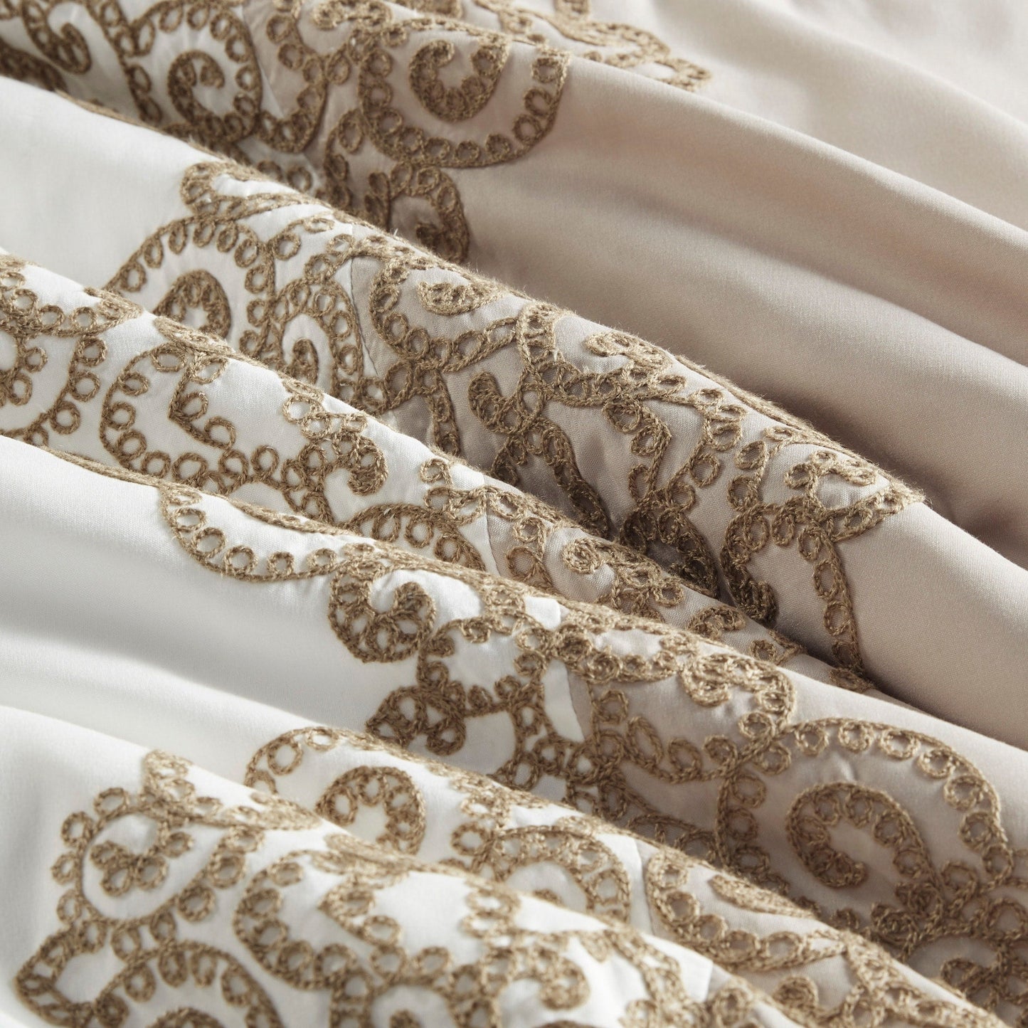 Ensemble de couette en microfibre brodée 8 pièces Madison Park Vera