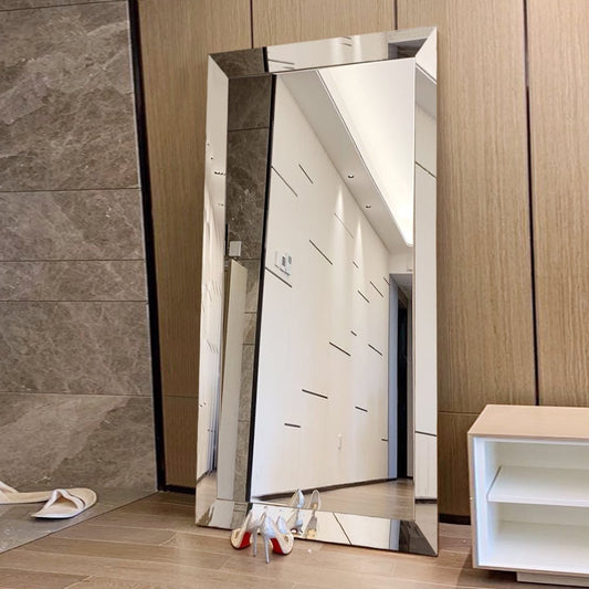 Miroir mural argenté métallisé élégant biseauté et réfléchissant pleine longueur