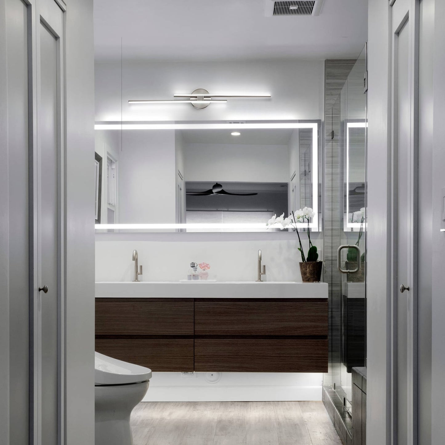 Applique murale minimaliste en métal linéaire à LED dimmable à 2 lumières