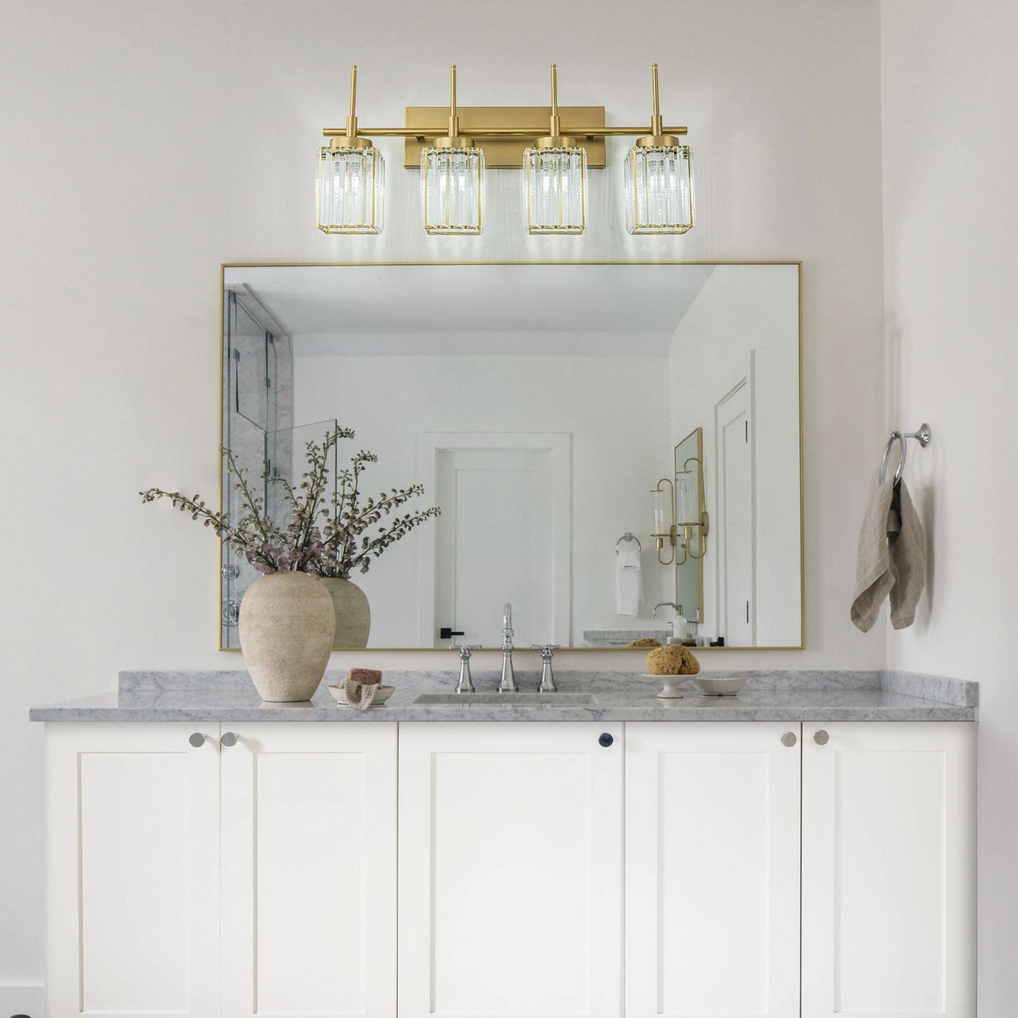 Applique murale moderne dorée à intensité variable, style cylindrique glamour pour salle de bain, applique murale en cristal pour coiffeuse