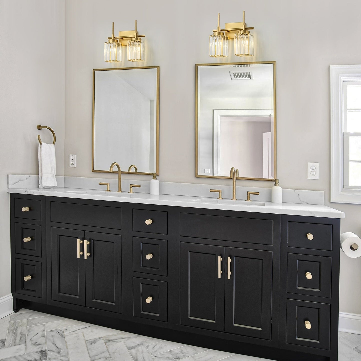 Applique murale moderne dorée à intensité variable, style cylindrique glamour pour salle de bain, applique murale en cristal pour coiffeuse