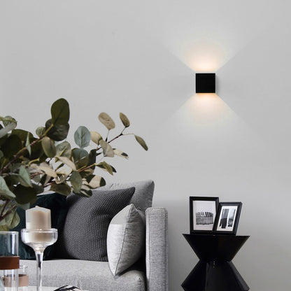 Applique murale moderne LED étanche en aluminium avec faisceau réglable, 10 watts, blanc froid 4000K, pour intérieur et extérieur.