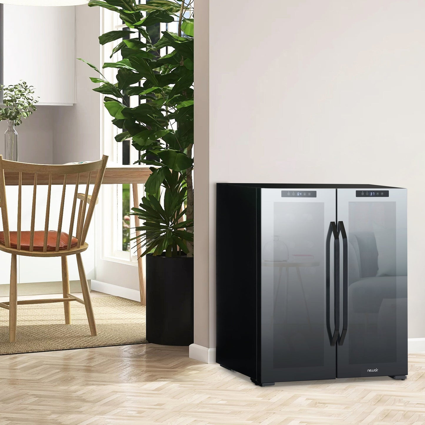 Réfrigérateur à vin et boissons Newair, 18 bouteilles et 59 canettes, deux zones de température, pose libre, contrôle numérique de la température