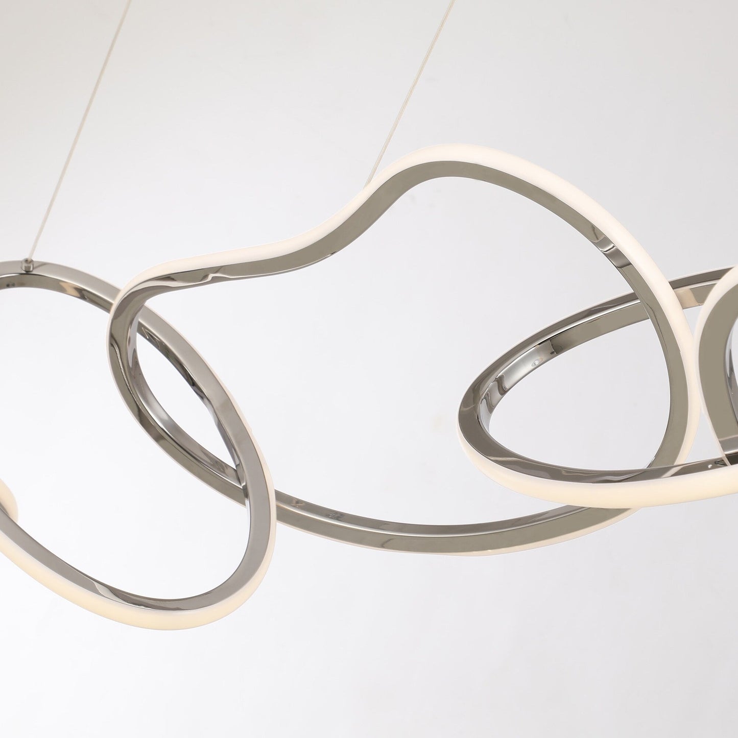 Lustre LED de luxe nordique en acier inoxydable à motifs entrelacés, idéal pour une salle à manger ou un plafond.