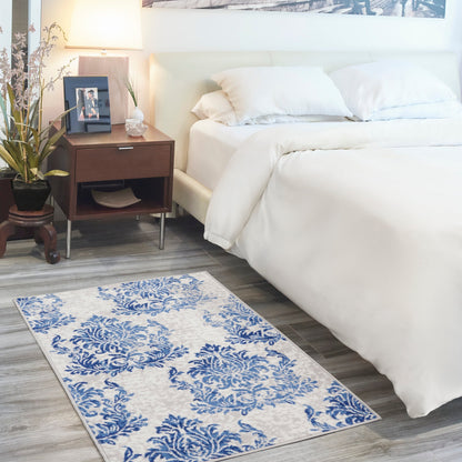 Tapis Nourison Whimsicle style campagne française, motif botanique, ivoire et marine