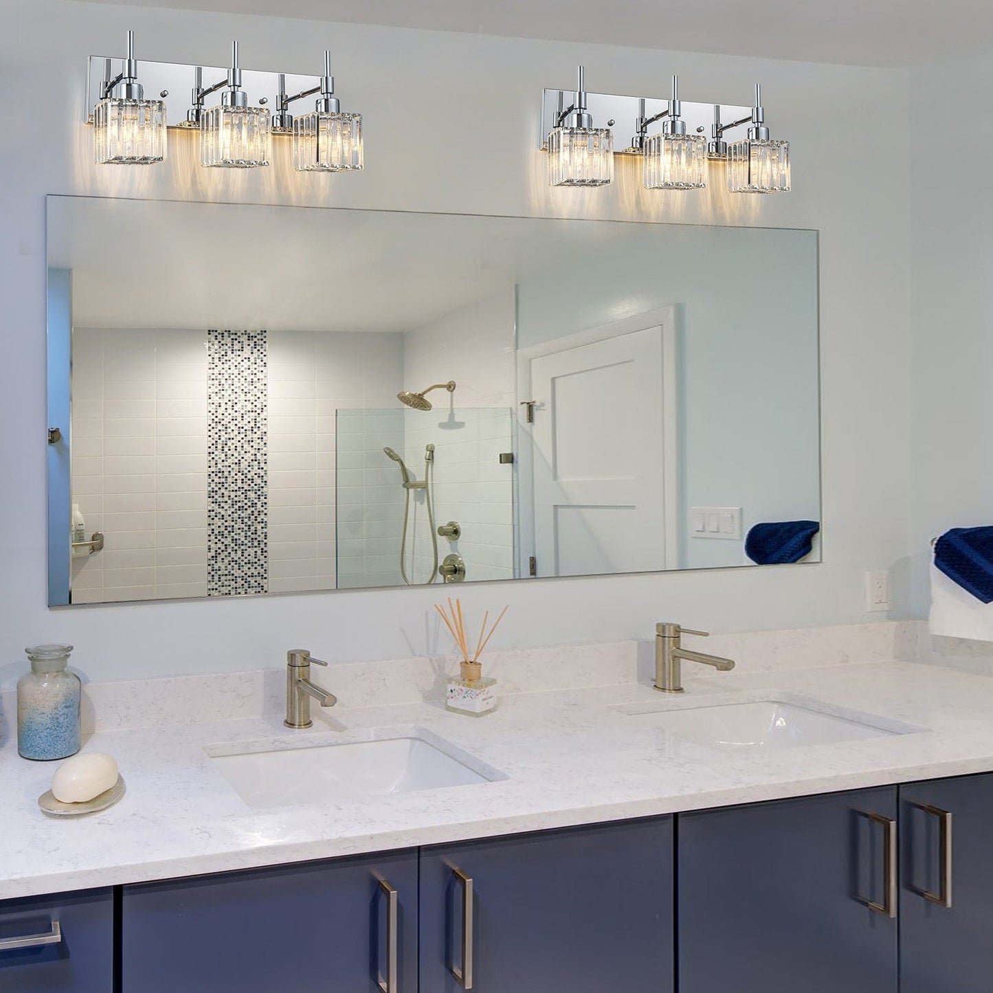 Luminaires de salle de bain modernes à intensité variable en cristal Ora, à installer au-dessus du miroir, style glamour.