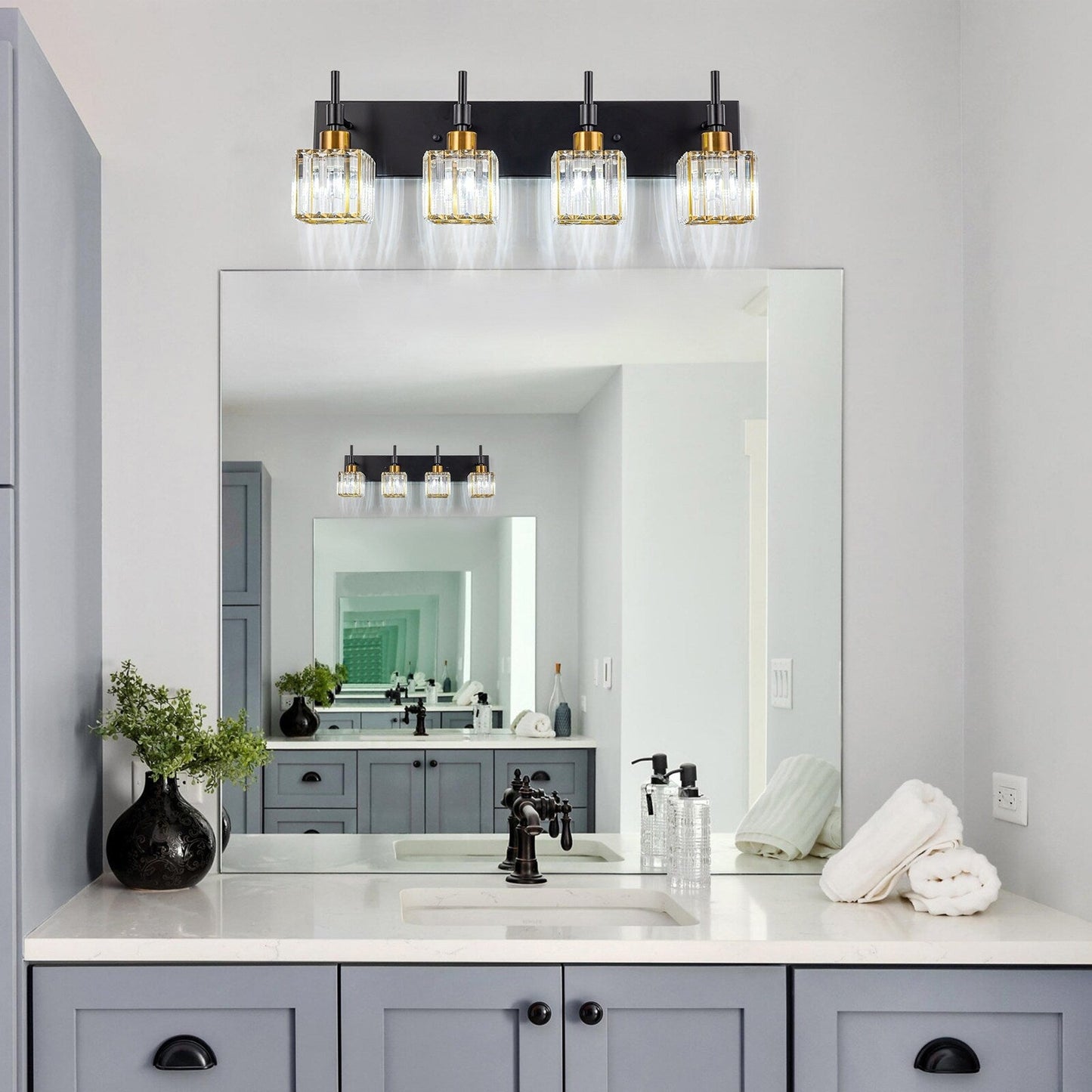 Luminaires de salle de bain modernes à intensité variable en cristal Ora, à installer au-dessus du miroir, style glamour.