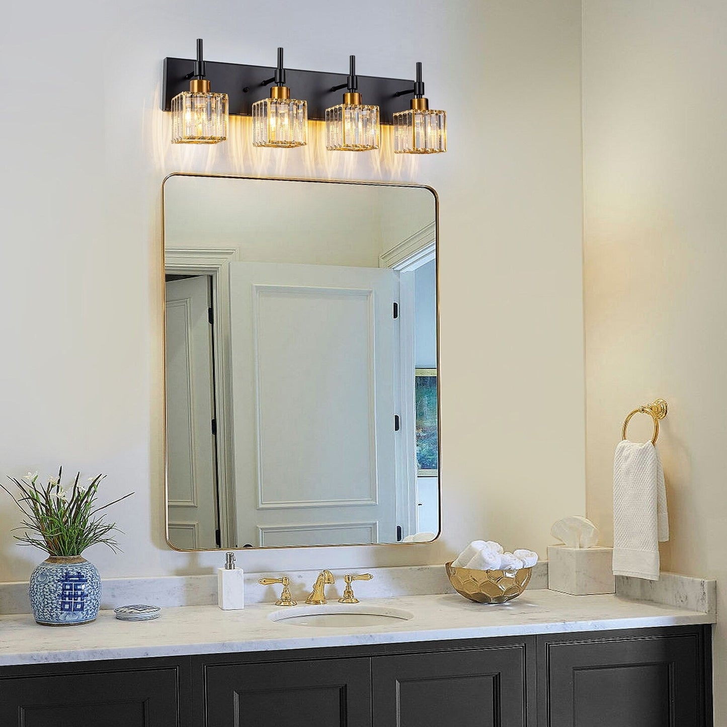 Luminaires de salle de bain modernes à intensité variable en cristal Ora, à installer au-dessus du miroir, style glamour.