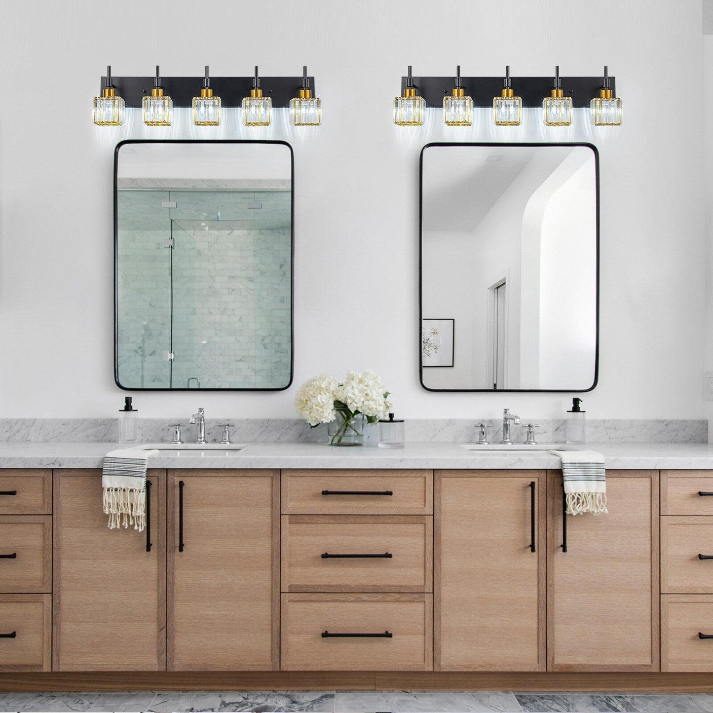 Luminaires de salle de bain modernes à intensité variable en cristal Ora, à installer au-dessus du miroir, style glamour.