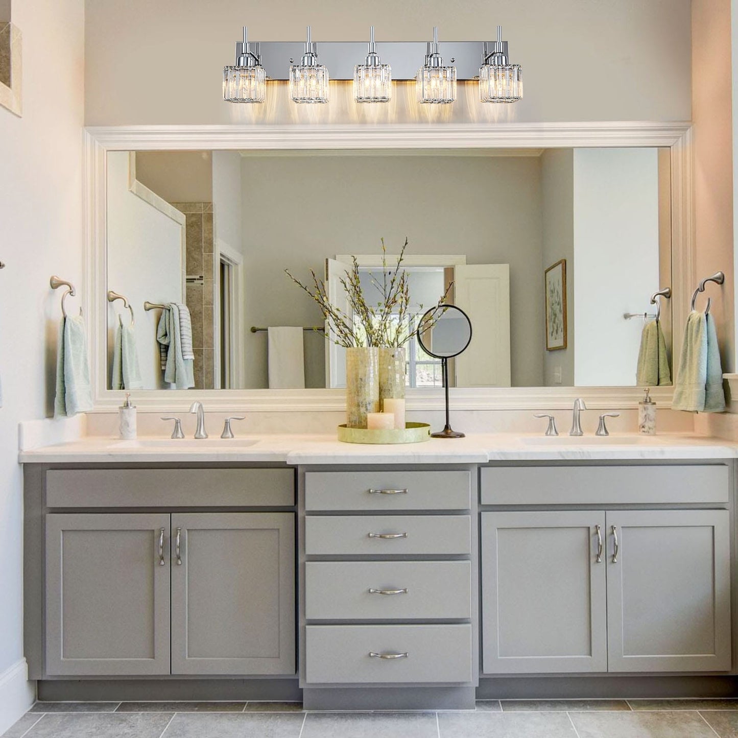 Luminaires de salle de bain modernes à intensité variable en cristal Ora, à installer au-dessus du miroir, style glamour.