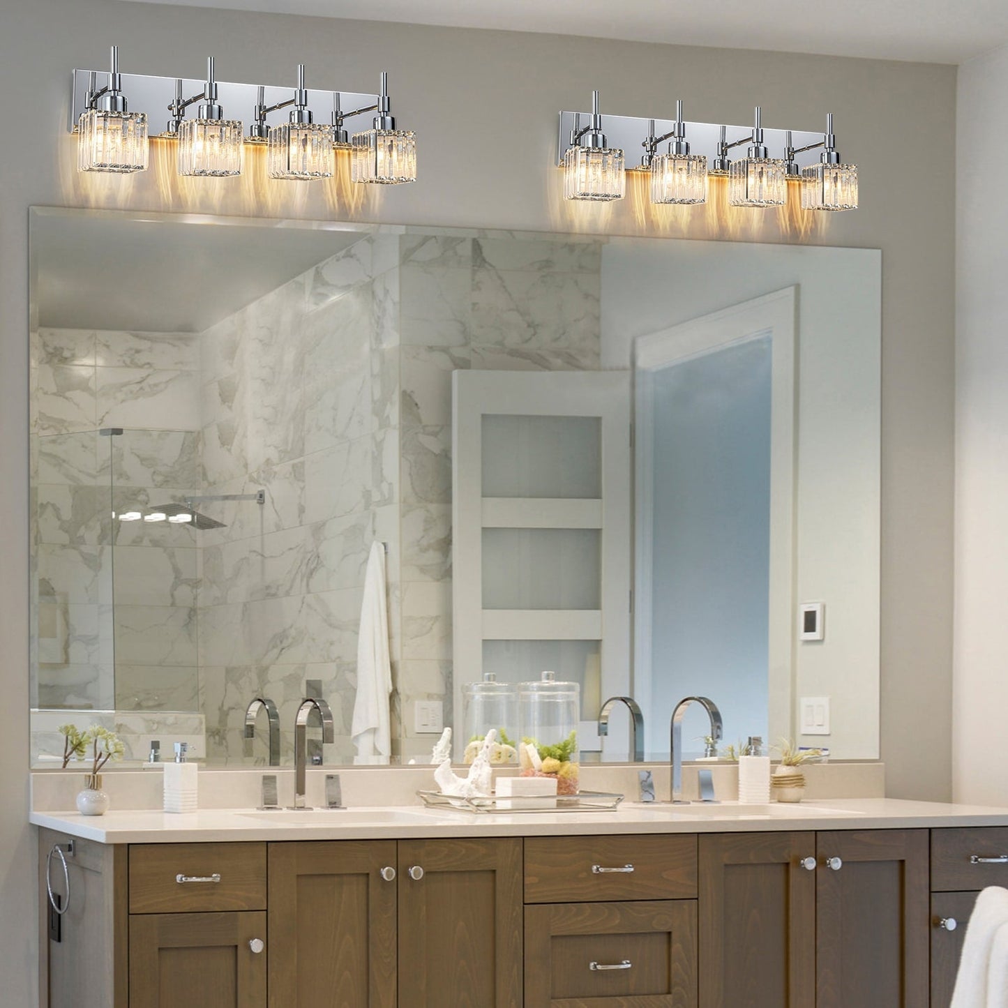 Luminaires de salle de bain modernes à intensité variable en cristal Ora, à installer au-dessus du miroir, style glamour.