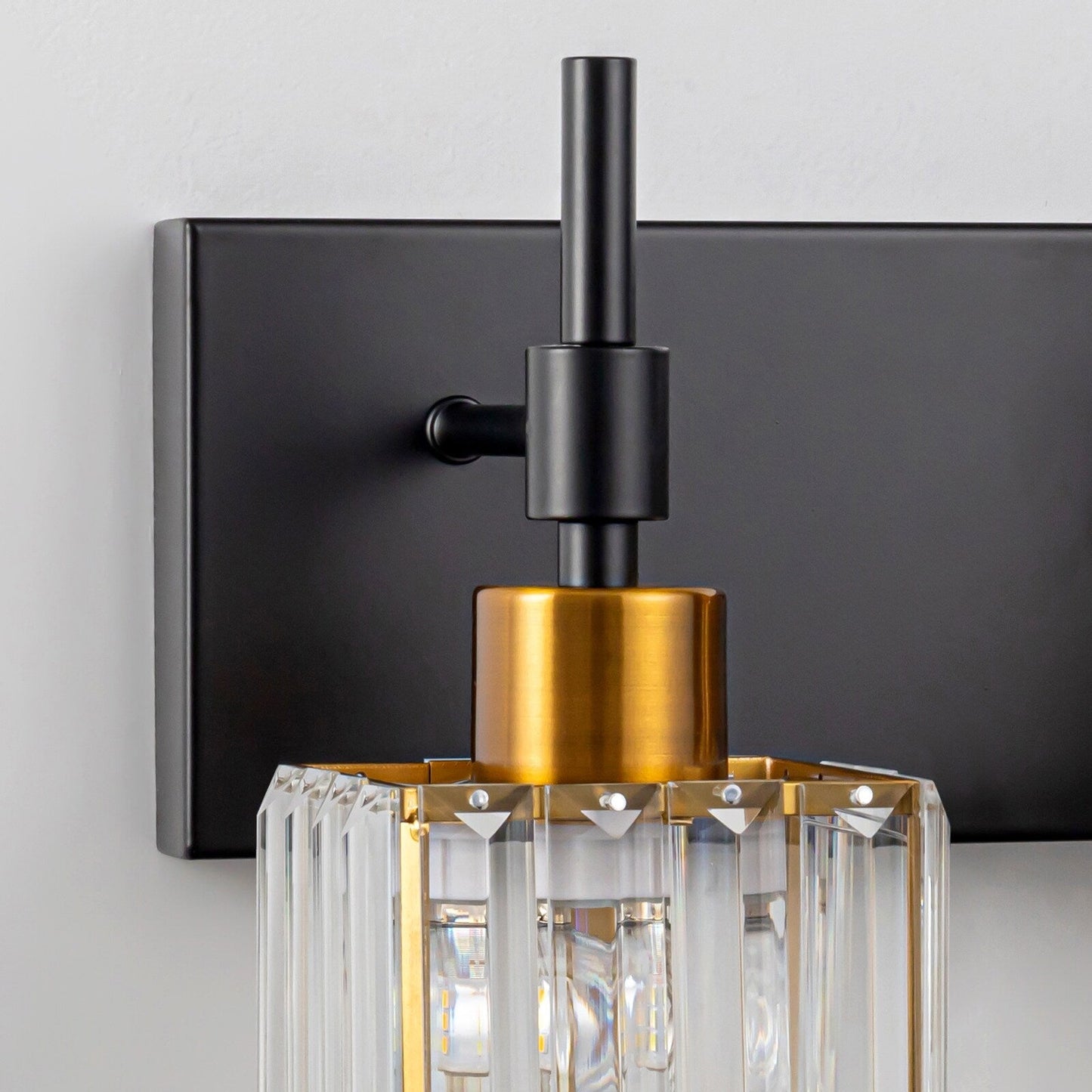 Luminaires de salle de bain modernes à intensité variable en cristal Ora, à installer au-dessus du miroir, style glamour.