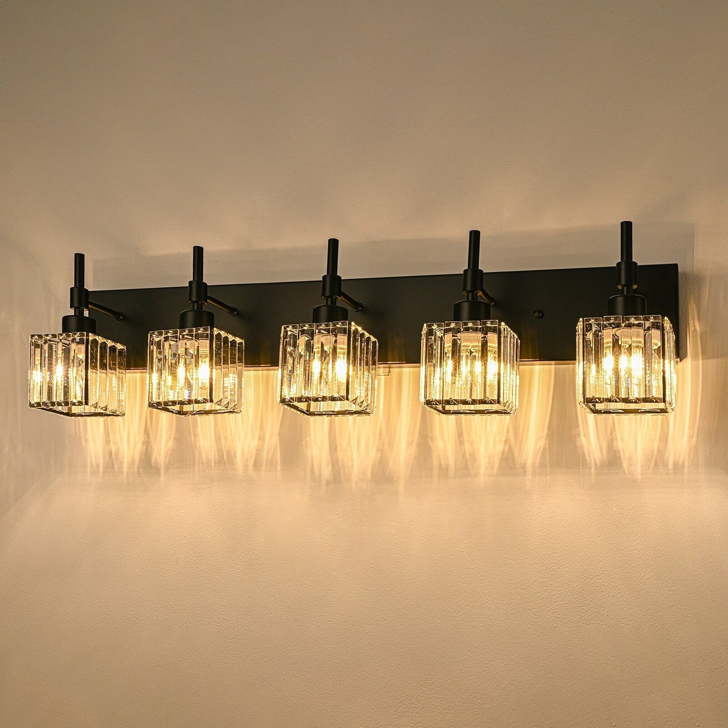 Luminaires de salle de bain modernes à intensité variable en cristal Ora, à installer au-dessus du miroir, style glamour.