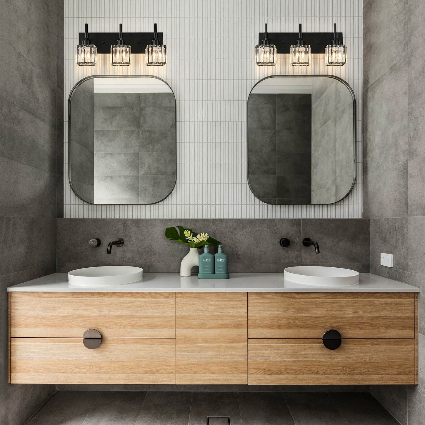 Luminaires de salle de bain modernes à intensité variable en cristal Ora, à installer au-dessus du miroir, style glamour.
