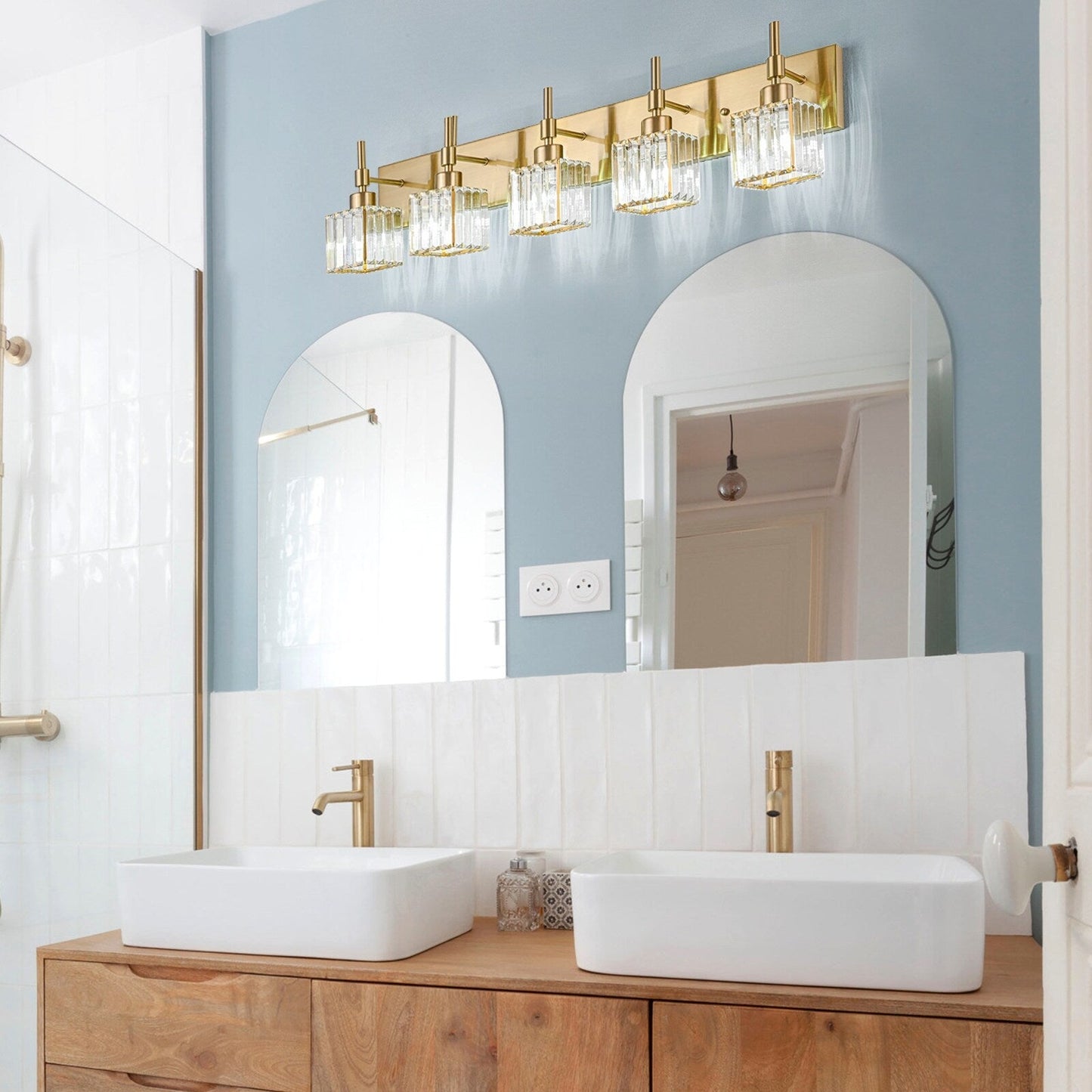 Luminaires de salle de bain modernes à intensité variable en cristal Ora, à installer au-dessus du miroir, style glamour.