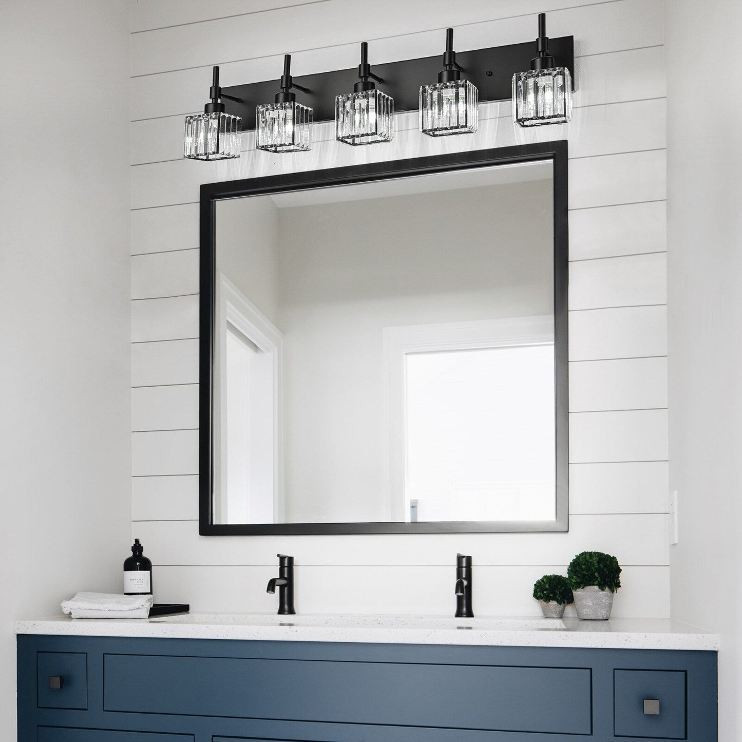 Luminaires de salle de bain modernes à intensité variable en cristal Ora, à installer au-dessus du miroir, style glamour.