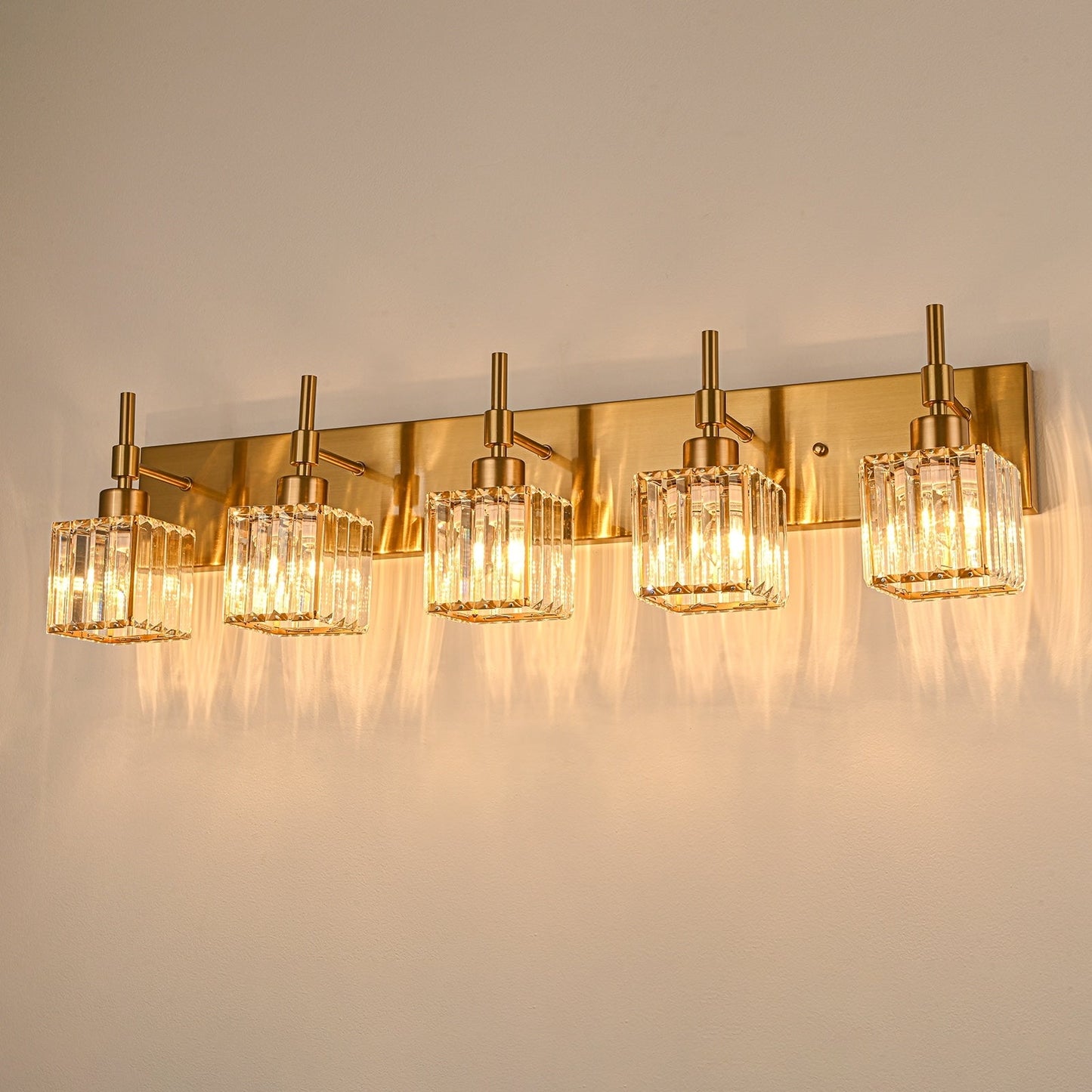 Luminaires de salle de bain modernes à intensité variable en cristal Ora, à installer au-dessus du miroir, style glamour.