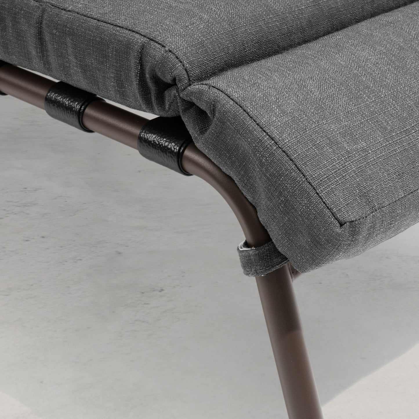 Chaise longue d'extérieur réglable avec coussin, idéale pour la plage et la piscine