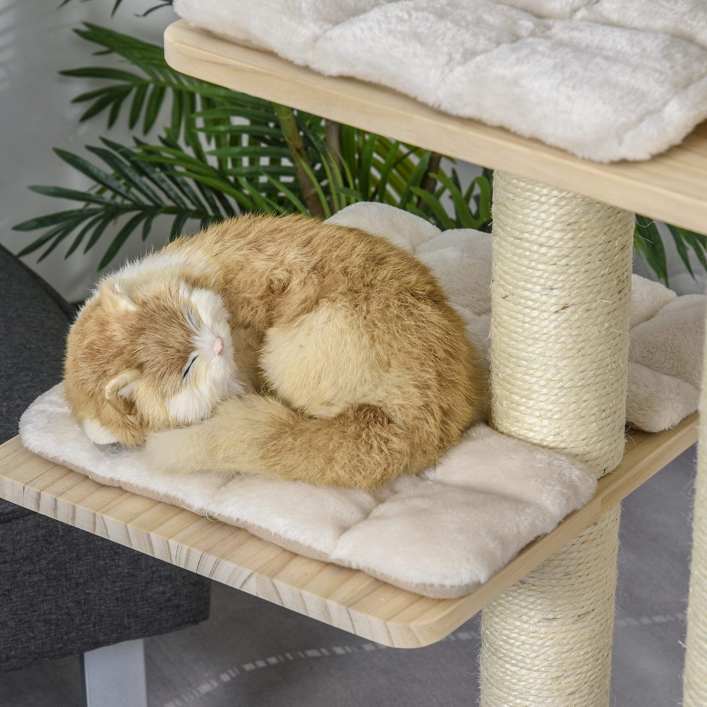 Arbre à chat PawHut à plusieurs niveaux avec poteau à griffer recouvert de sisal, activités pour chatons et coussin moelleux de luxe