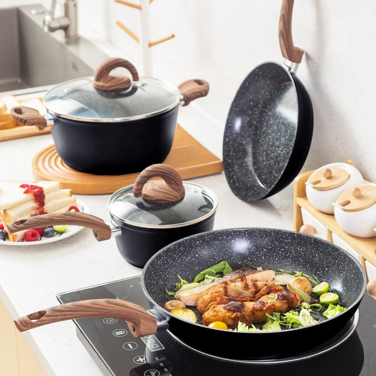 Ensemble de casseroles et poêles antiadhésives, batterie de cuisine en céramique à motifs, compatible induction, comprenant poêles à frire et cocotte avec couvercles.
