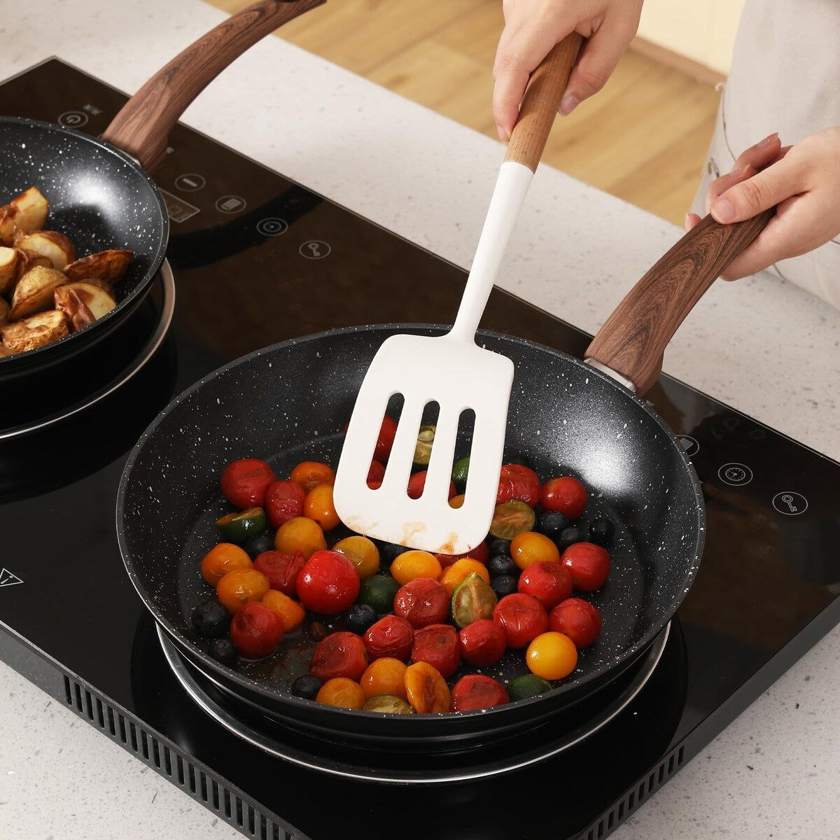 Ensemble de casseroles et poêles antiadhésives, batterie de cuisine en céramique à motifs, compatible induction, comprenant poêles à frire et cocotte avec couvercles.