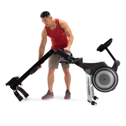 ProForm 750R ; rameur avec écran 5 pouces, support pour tablette intégré et design compact.