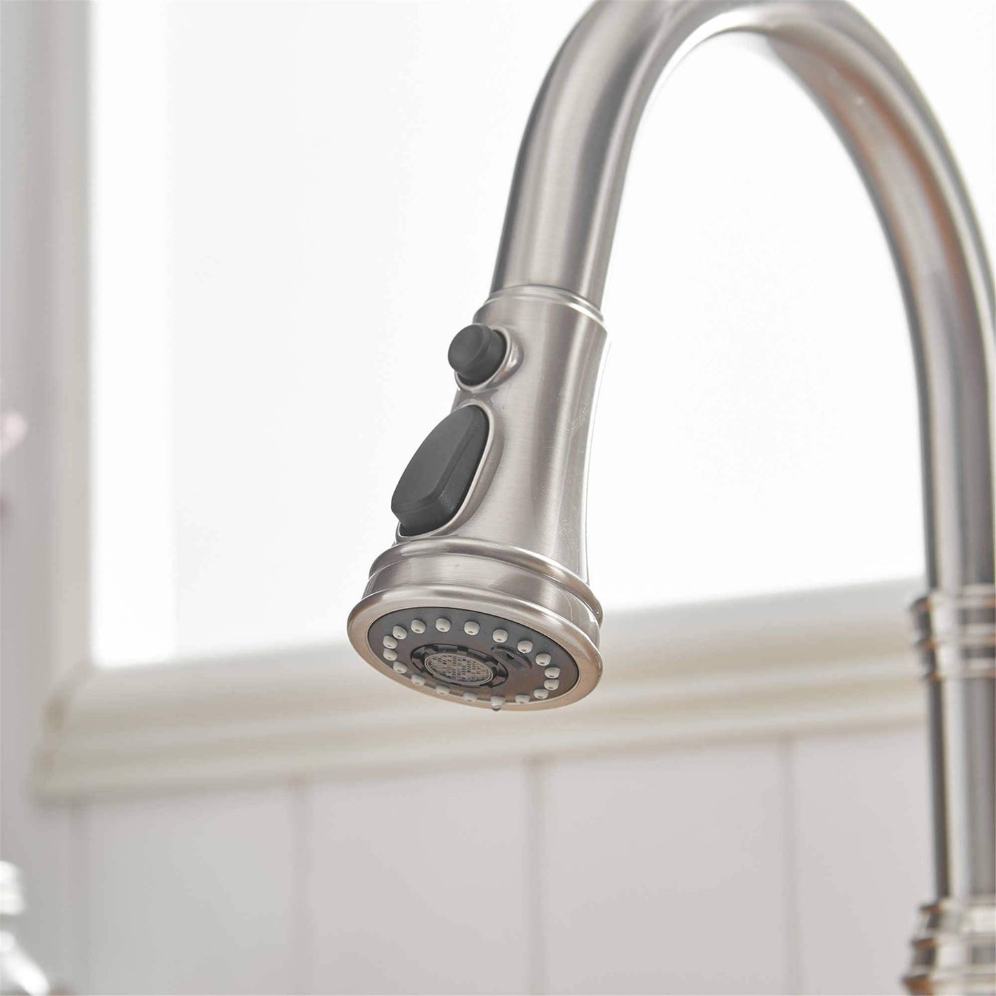 Robinet de cuisine moderne monotrou avec douchette extractible et plaque de montage.