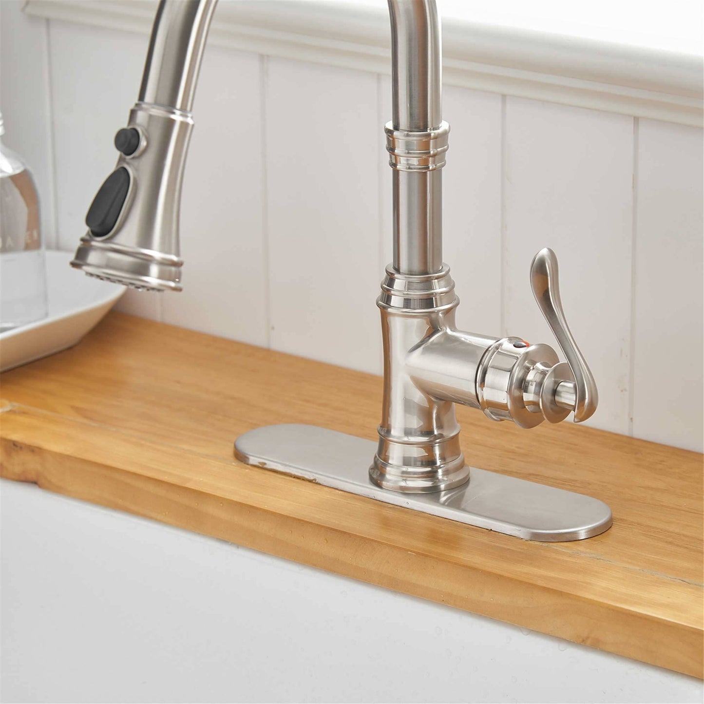 Robinet de cuisine moderne monotrou avec douchette extractible et plaque de montage.