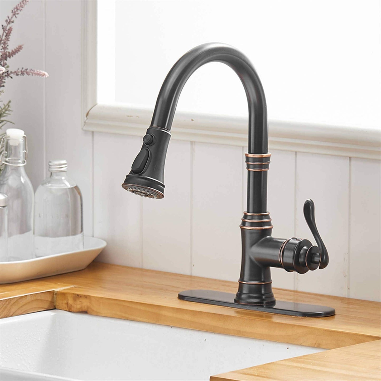 Robinet de cuisine moderne monotrou avec douchette extractible et plaque de montage.