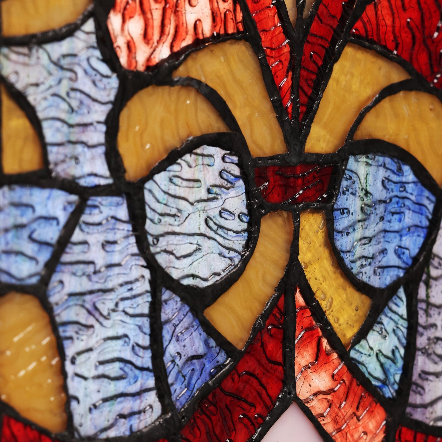 Panneau de vitrail victorien « Fleur de Lys » de River of Goods - 9,5 cm (L) x 0,25 cm (l) x 36 cm (H)