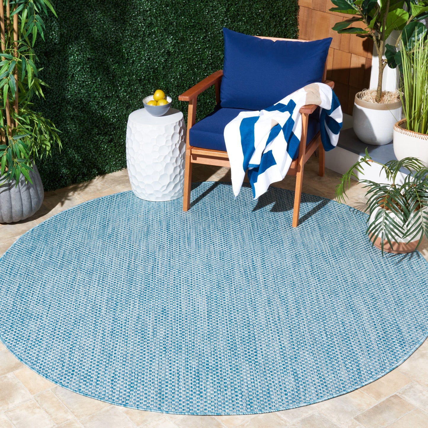 Tapis de patio/jardin imperméable SAFAVIEH Courtyard Begajeta pour intérieur/extérieur.