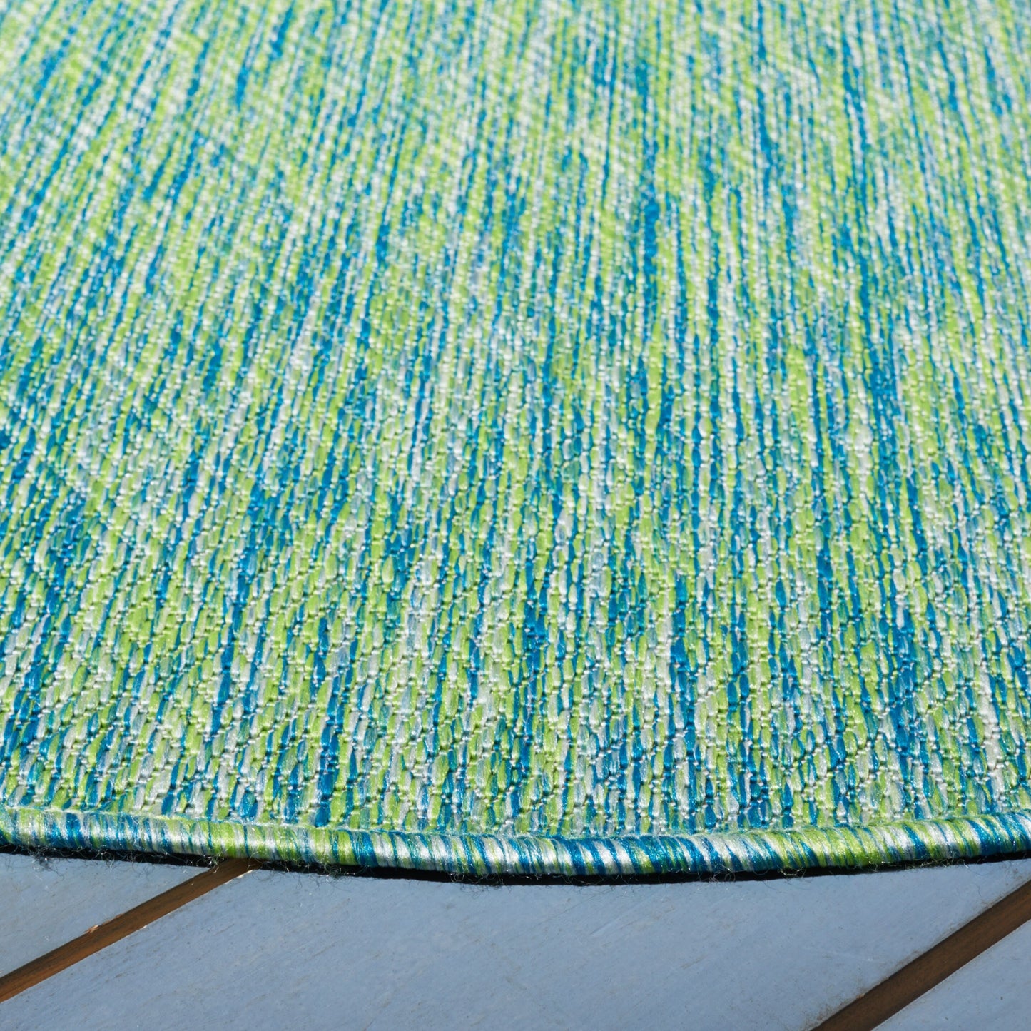 Tapis de patio/jardin imperméable SAFAVIEH Courtyard Begajeta pour intérieur/extérieur.